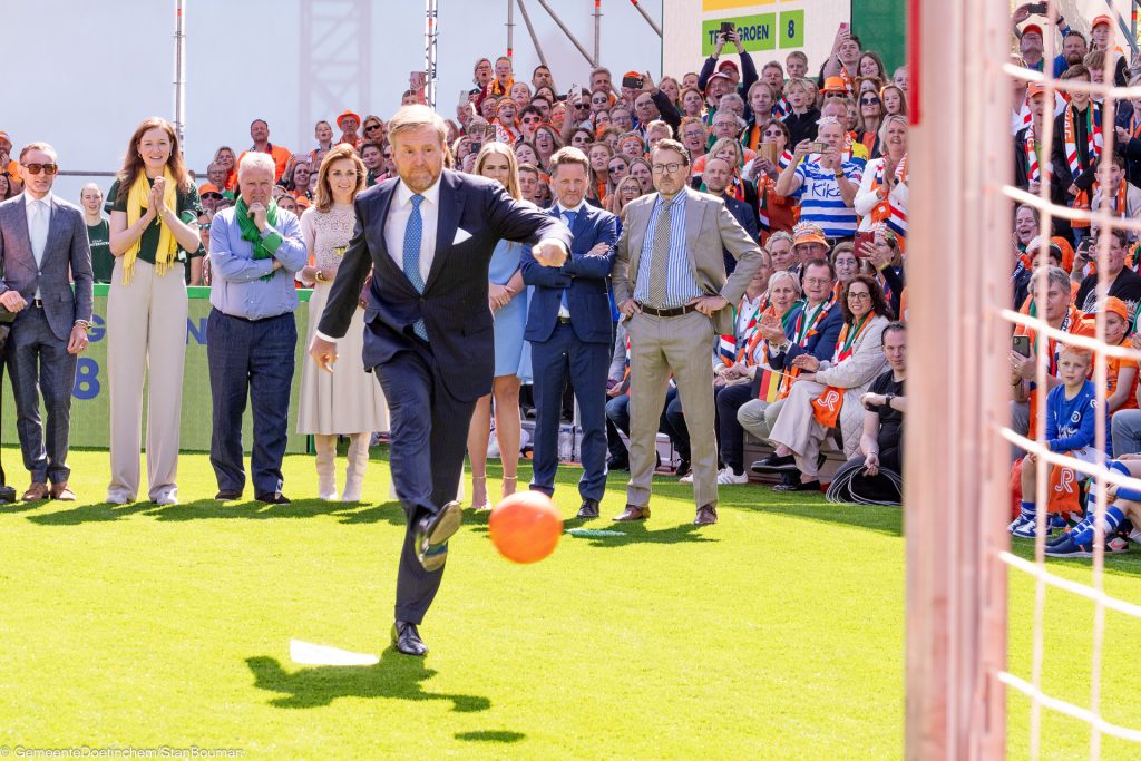 Koning Willem-Alexander schiet de bal richting de goal