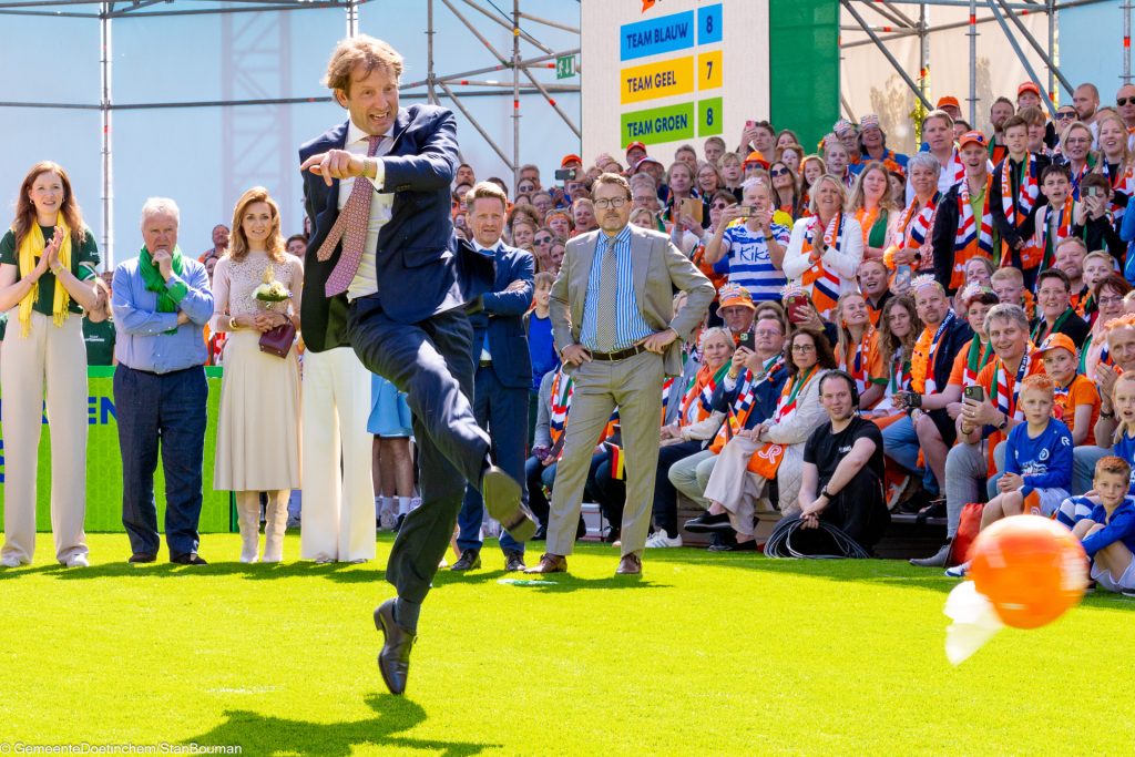 Prins Floris schiet de bal richting de goal in stadion de Kleine Vijverberg