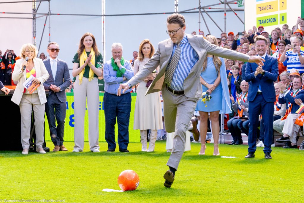 Prins Constantijn haalt aan om de bal in de goal te schieten in stadion de Kleine Vijverberg