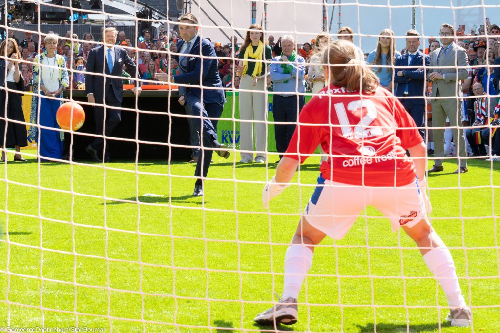Keeper staat klaar om de bal tegen te houden als prins Maurits de bal richting de goal schiet in stadion de Kleine Vijverberg