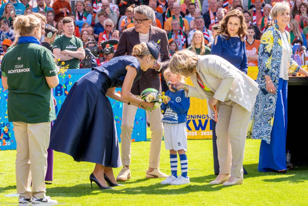 Koningin Maxima krijgt Achterhoekse bal van jong voetbalstertje