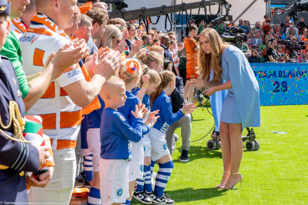 Prinses Amalia zoekt contact met jonge toeschouwers in stadion de Kleine VIjverberg