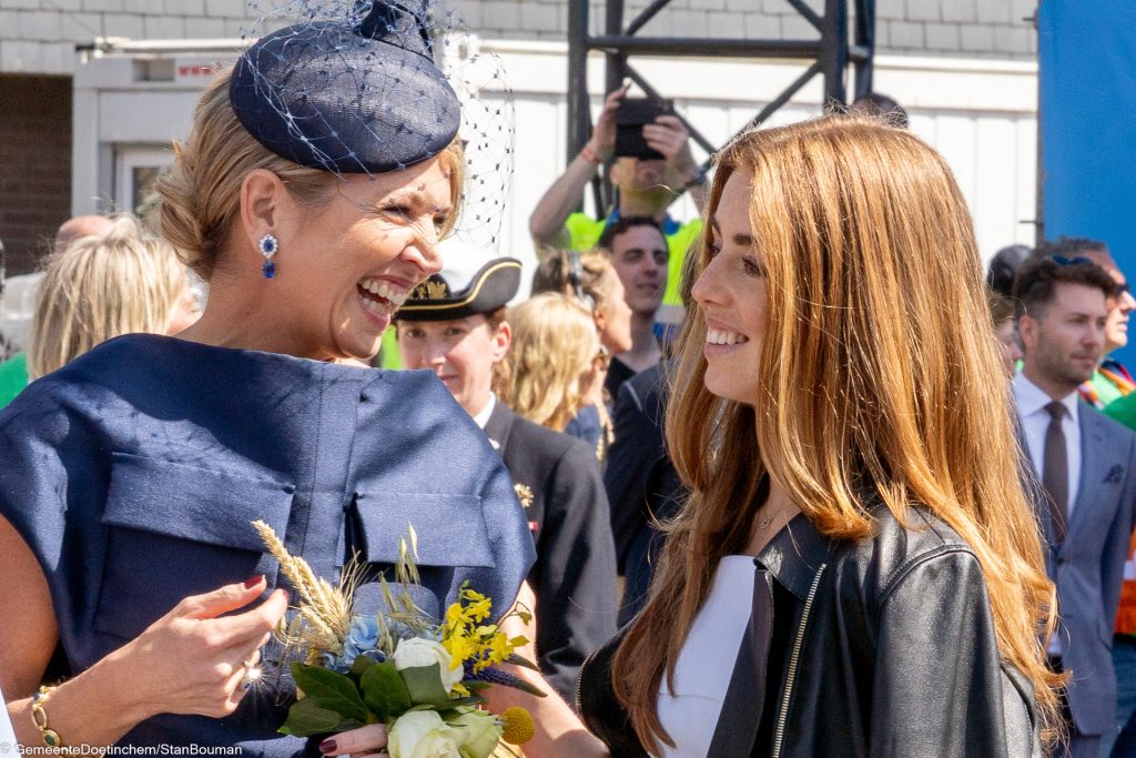 Koning Maxima en prinses Alexia lachen met elkaar