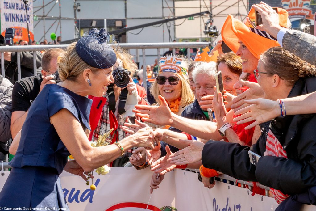 Koning Maxima schudt handen met het publiek