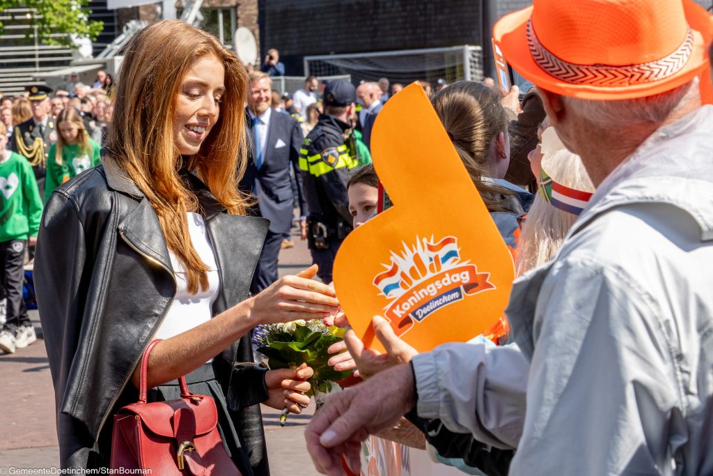 Prinses Alexia schudt handen met het publiek