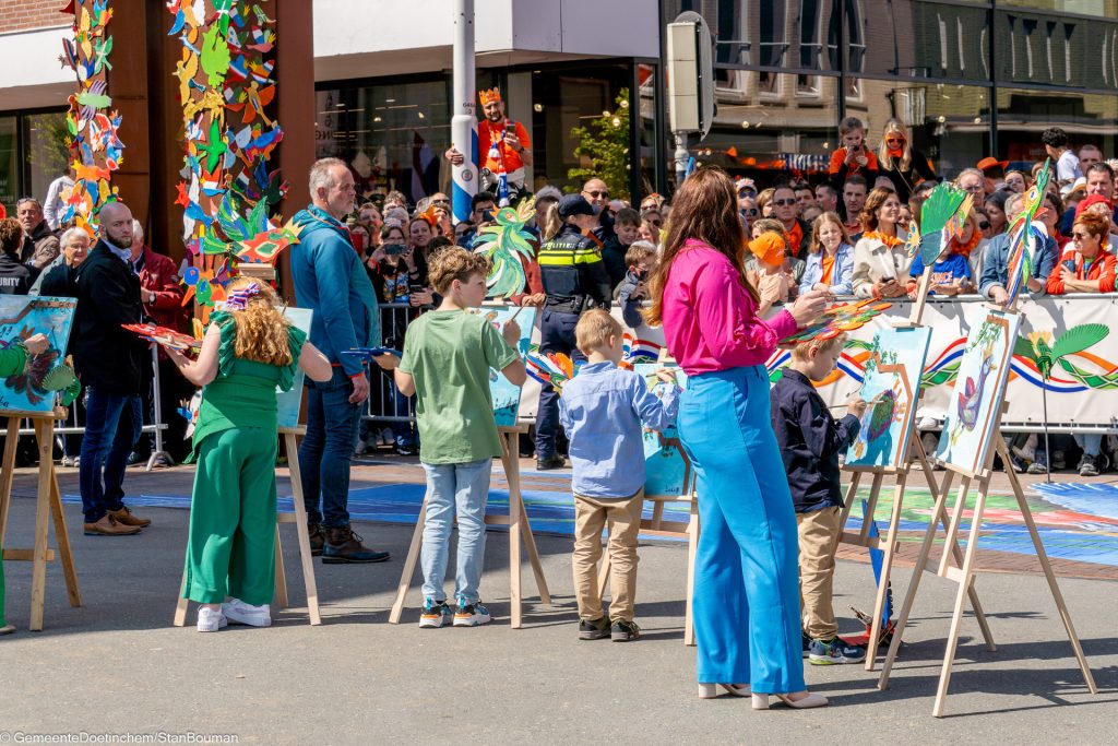 Schilderende kinderen bij de Koningspoort