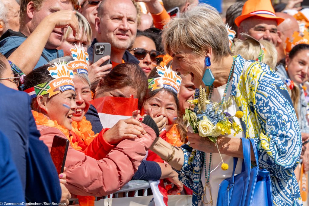 Prinses Laurentien schudt handen met het publiek