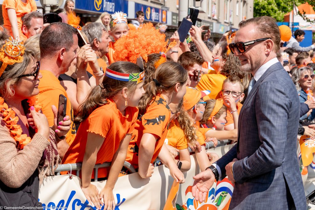 Prins Bernard Junior schudt handen met het publiek