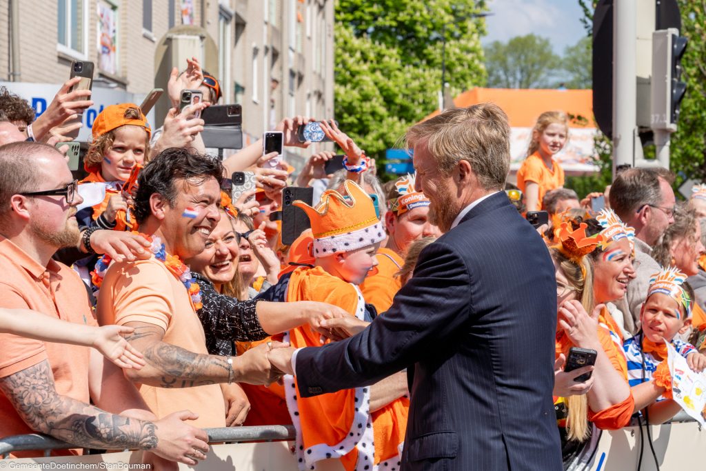 Koning Willem-Alexander schudt handen met het publiek