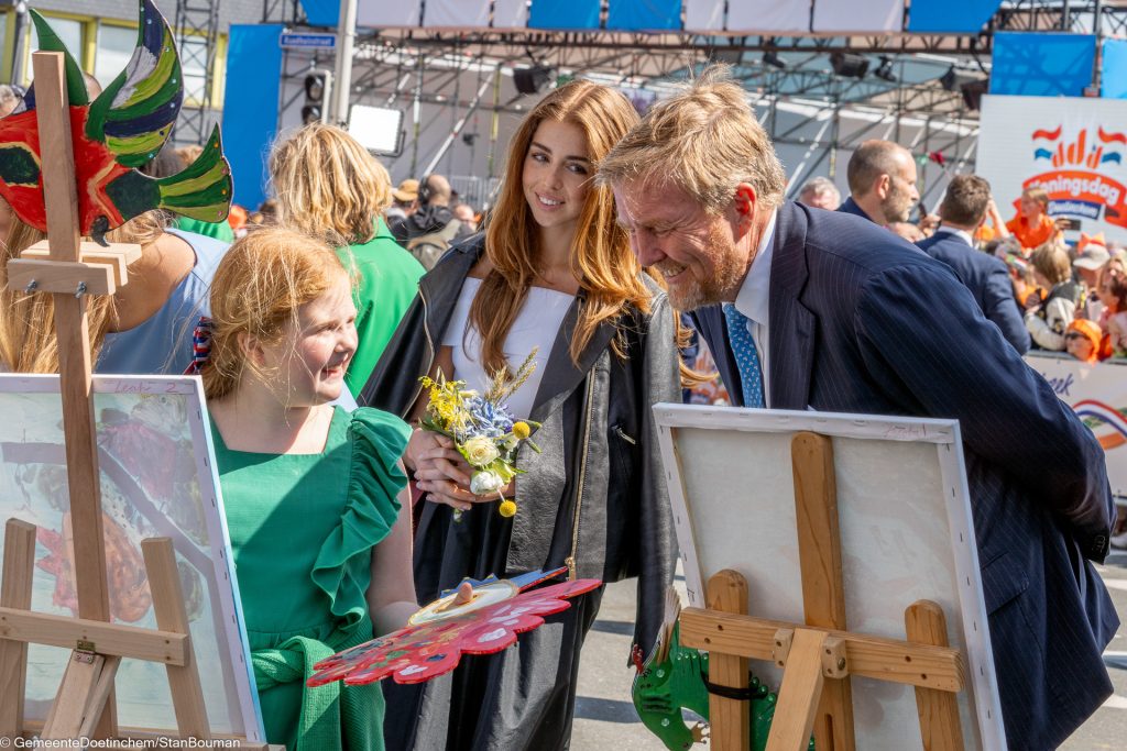 Koning Willem-Alexander en prinses Alexia bewonderen een schilderij van een jonge kunstenares