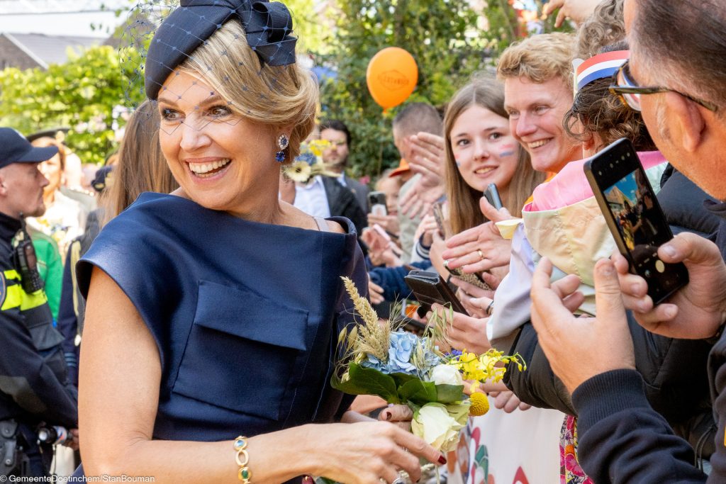 Koning Maxima gaat op de foto met het publiek