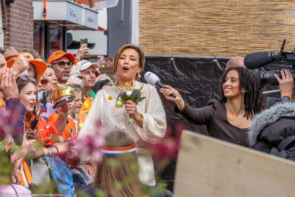 Prinses Mariléne in gesprek met een jouranalist