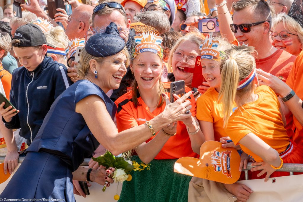 Koning Maxima poseert met het publiek