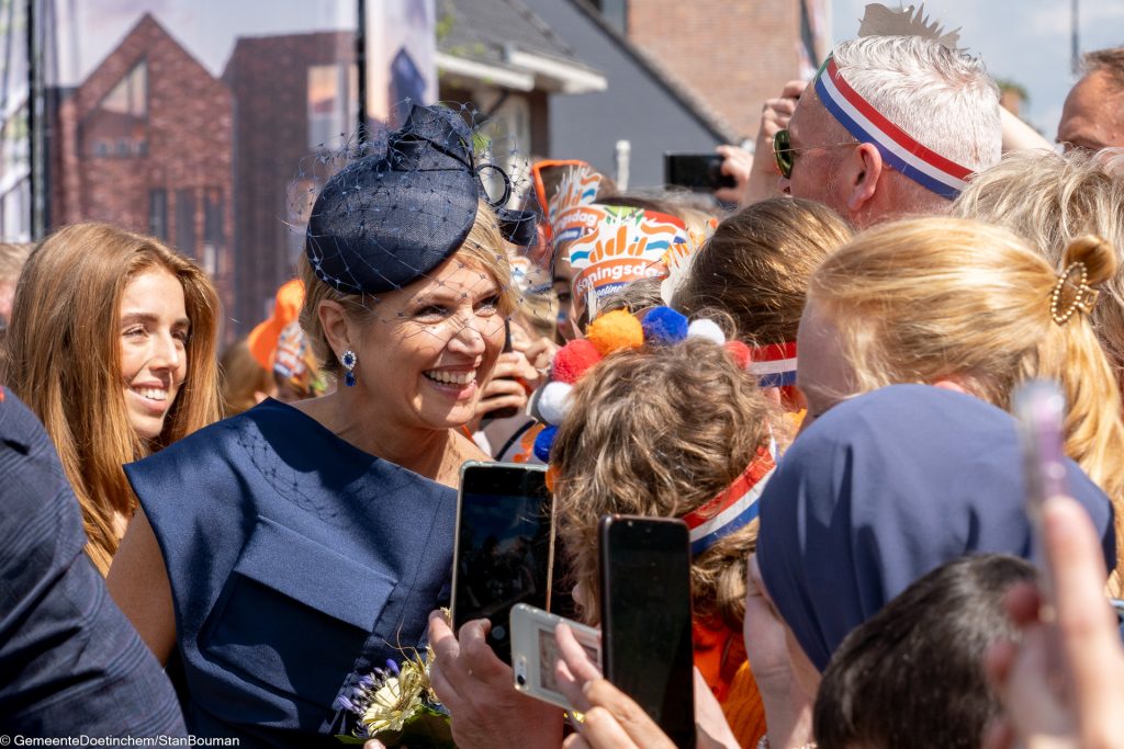 Koningin Maxima schudt handen met het publiek