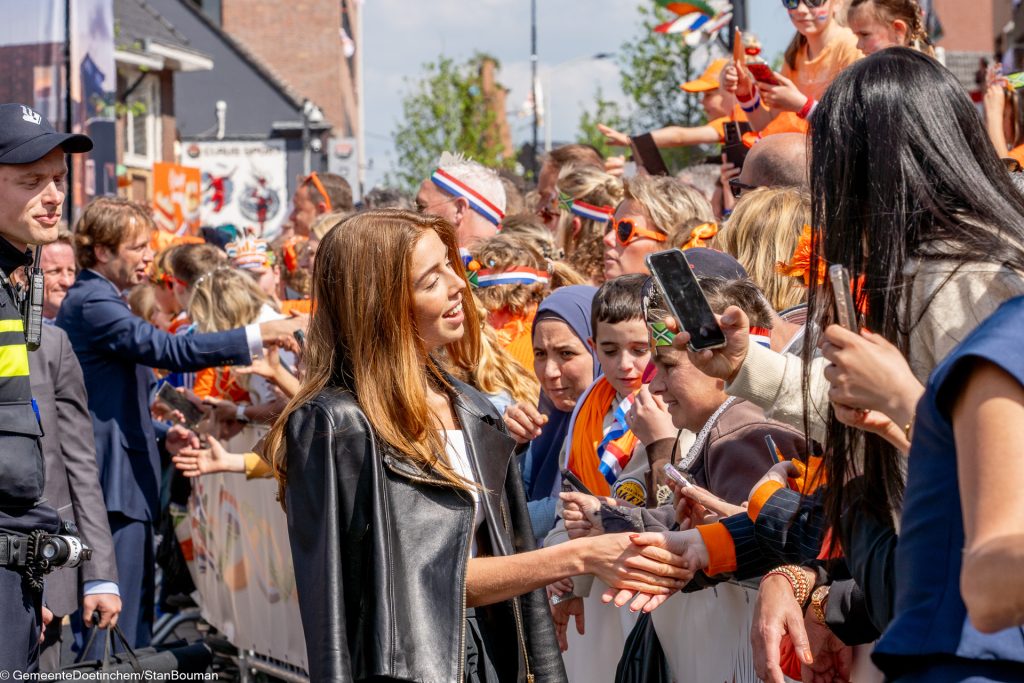 Prinses Alexia schudt handen met het publiek