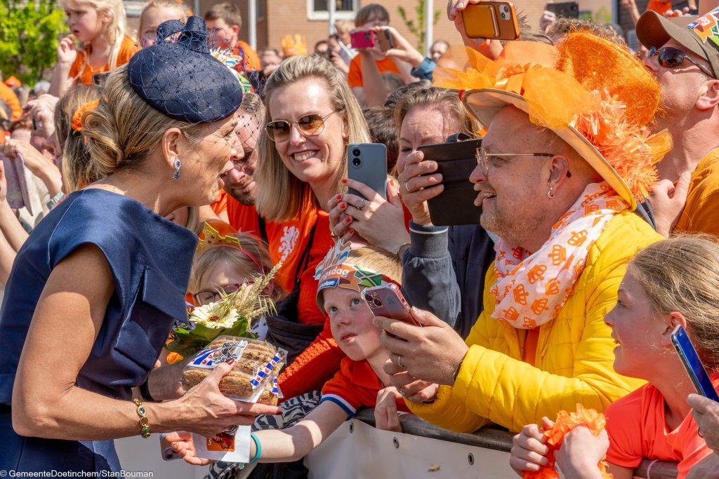 Koningin Maxima schudt handen met het publiek