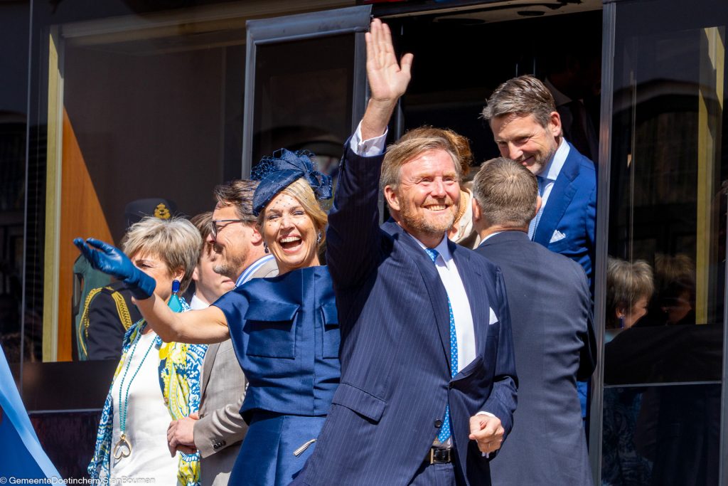 Koningspaar stapt uit de bus