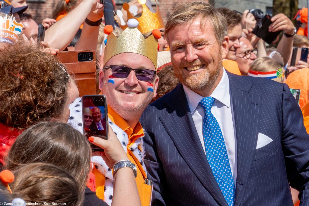 Koning Willem-Alexander schudt handen met het publiek