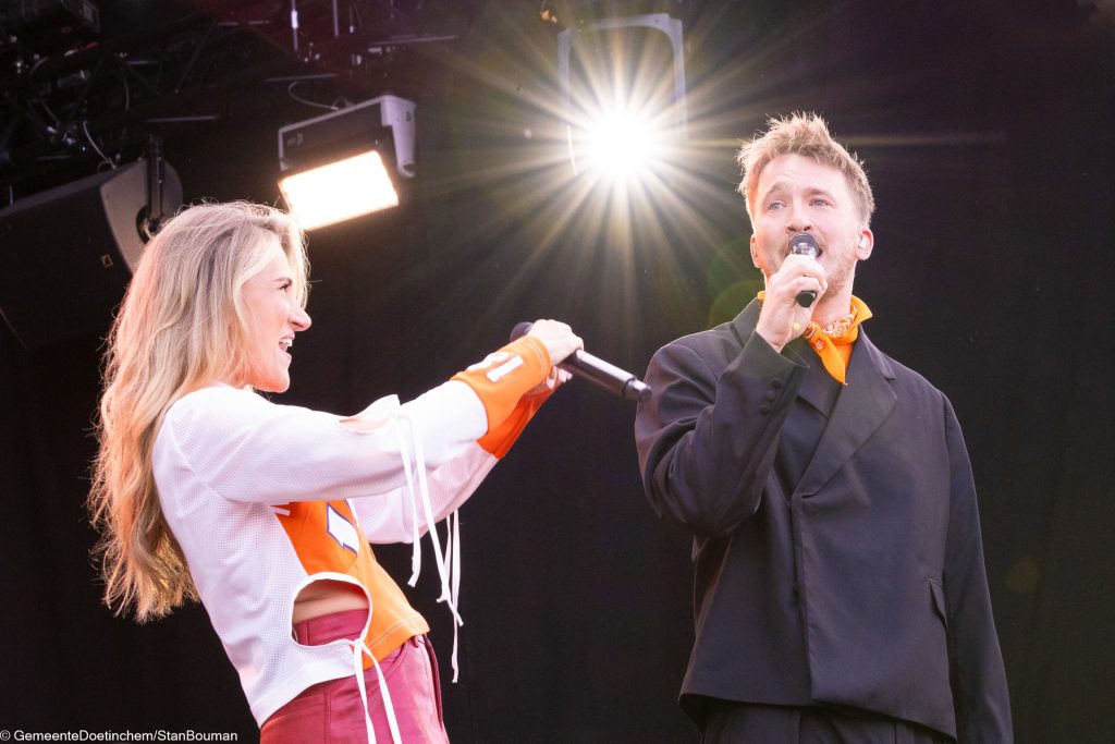 Suzan (van Suzan en Freek) samen met rapper Snelle op het podium