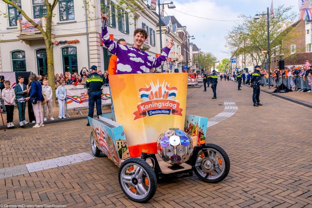 Rijdende DJ op de welkomstlaan