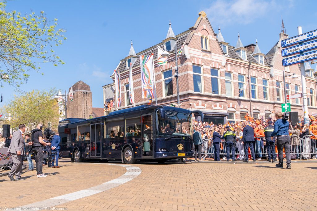 Aankomst koninklijke bus