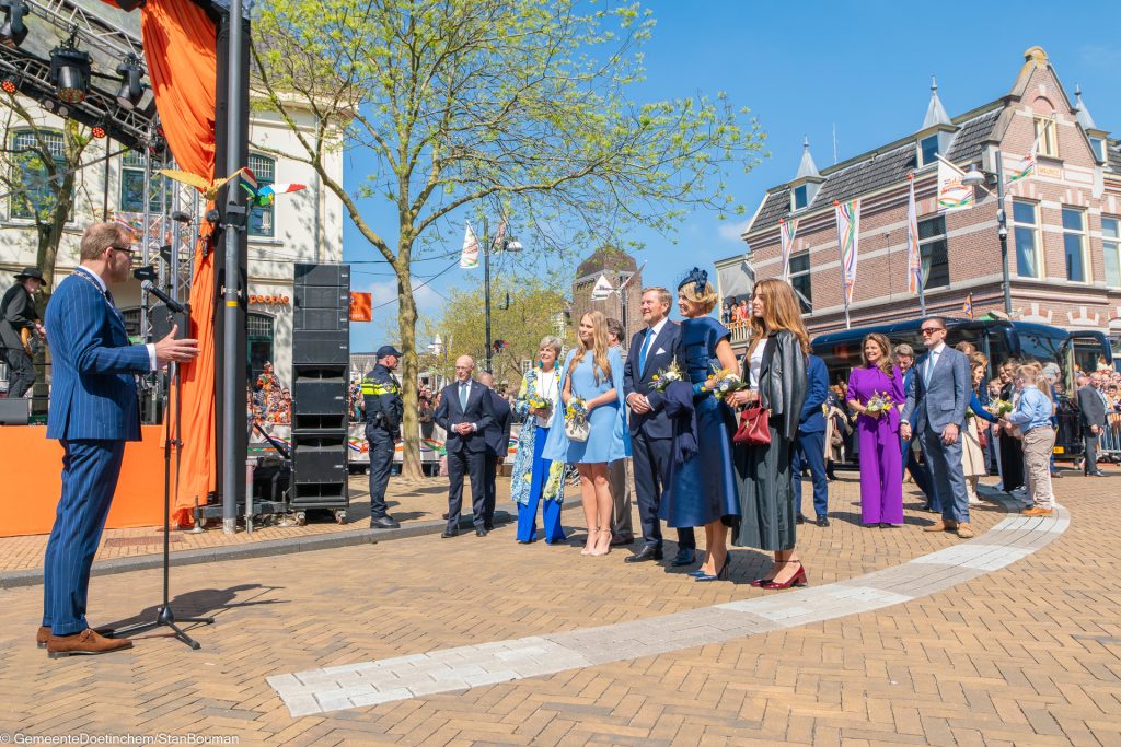 Burgemeester Mark Boumans heet de koninklijke familie welkom