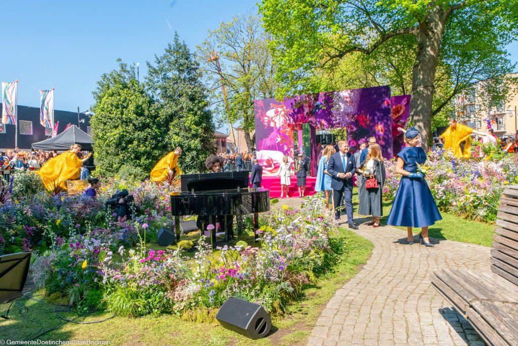 De koninklijke familie loopt door het 'kunst en cultuur'park