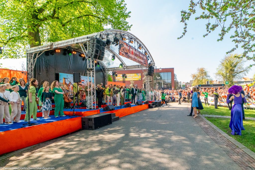 De koninklijke familie geniet van een optreden van Sander Berendsen en koor.