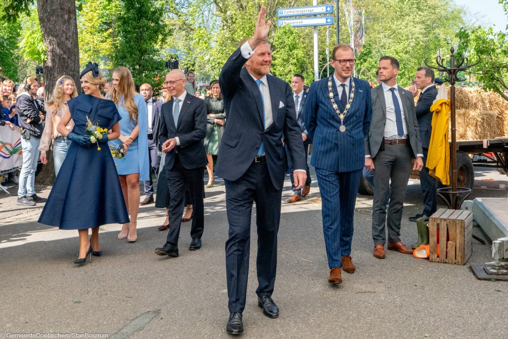 Willem-Alexander zwaait naar publiek