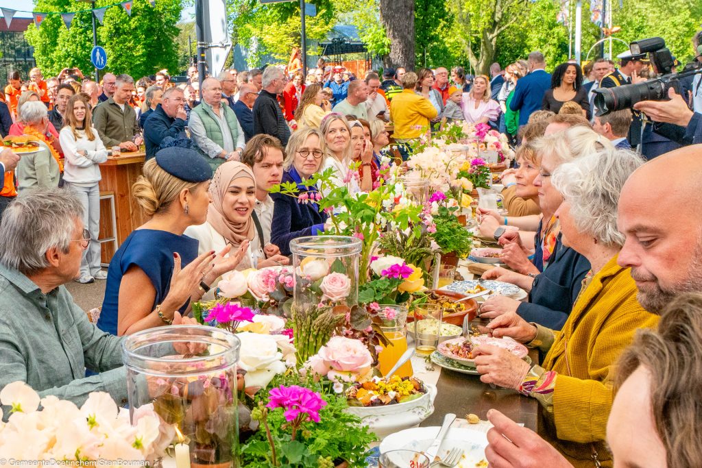 Maxima neemt plaats aan een rijkelijke versierde Achterhoekse keukentafel