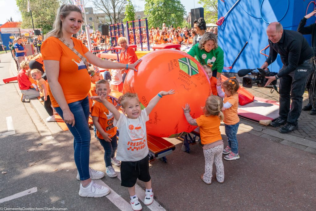 De jongste deelnemers van de koninklijke route staan op de sportlaan klaar om de oranje bal een zetje te geven
