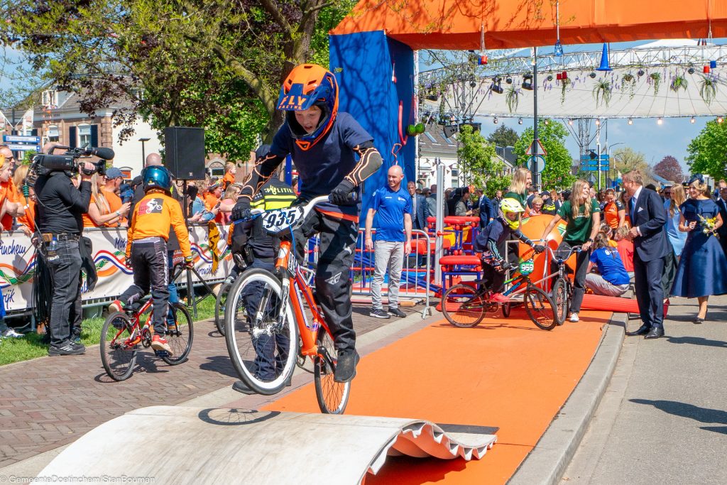 Bmx-er fietst over schansje