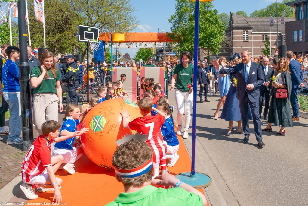 Willem-Alexander zwaait naar deelnemer sportlaan