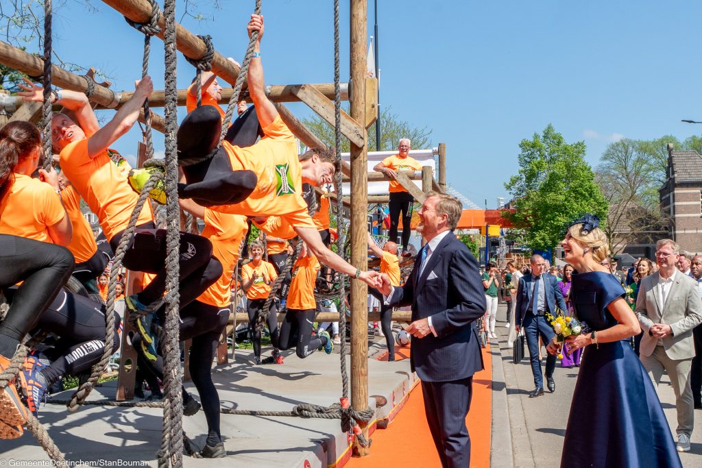Willem-Alexander en Maxima bij het survival onderdeel