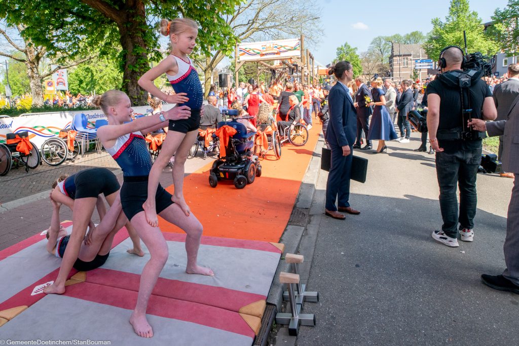 Turnsters staan klaar om hun acrobatische kunsten te vertonen