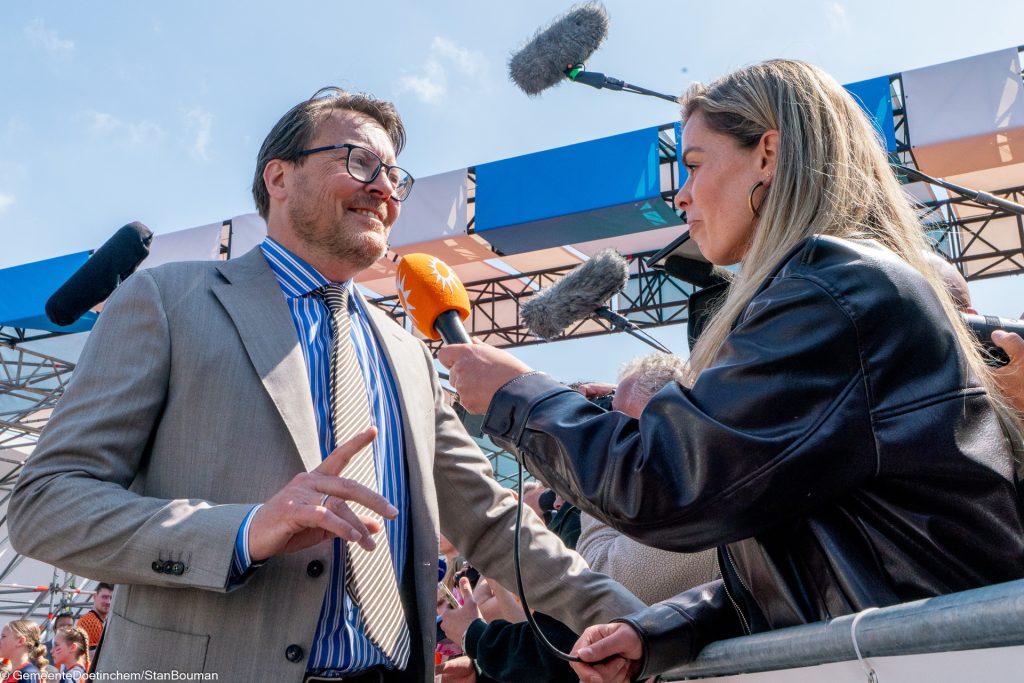 Constantijn in gesprek met een jourrnalist