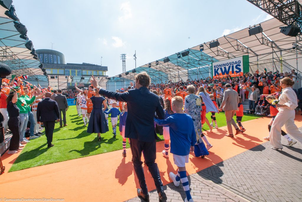 De koninklijke familie loopt stadion de Kleine Vijverberg in