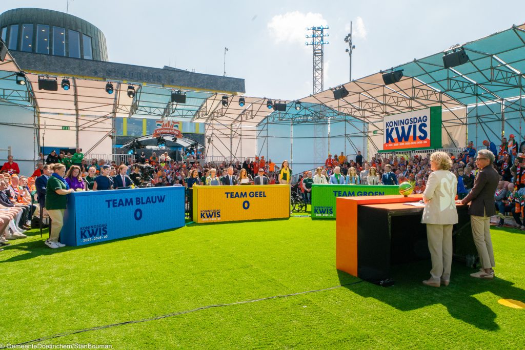 Alle teams zitten klaar voor de Koningsdag Kwis in stadion de Kleine Vijverberg