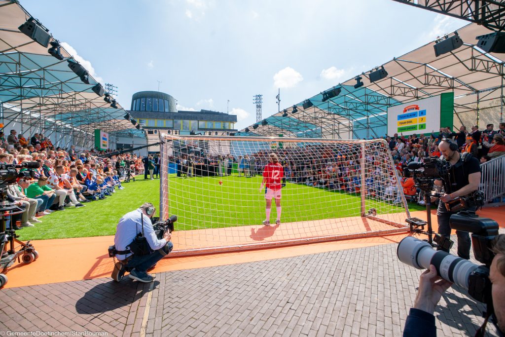 Keeper staat klaar om ballen tegen te houden in stadion de Kleine Vijverberg