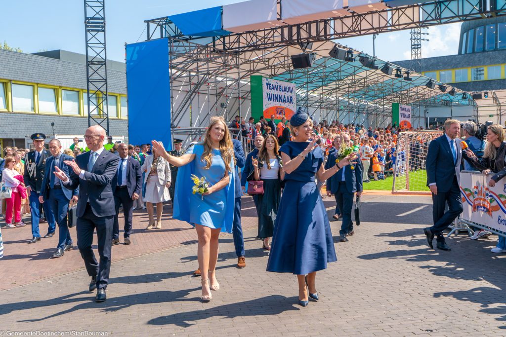 Koninklijke familie verlaat stadion de Kleine Vijverberg