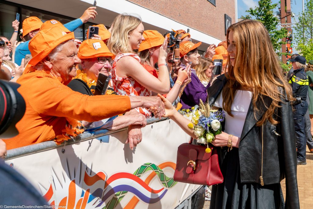 Prinses Alexia schudt handen met het publiek
