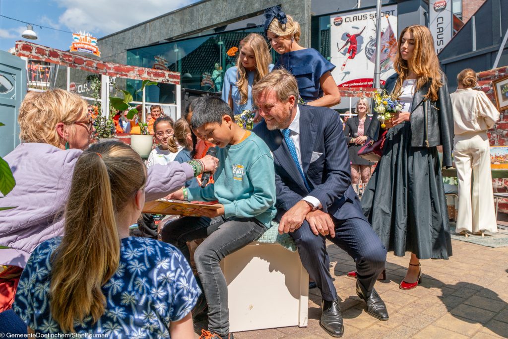 De koninklijke familie wordt voorgelezen door jeugdige inwoners van Doetinchem