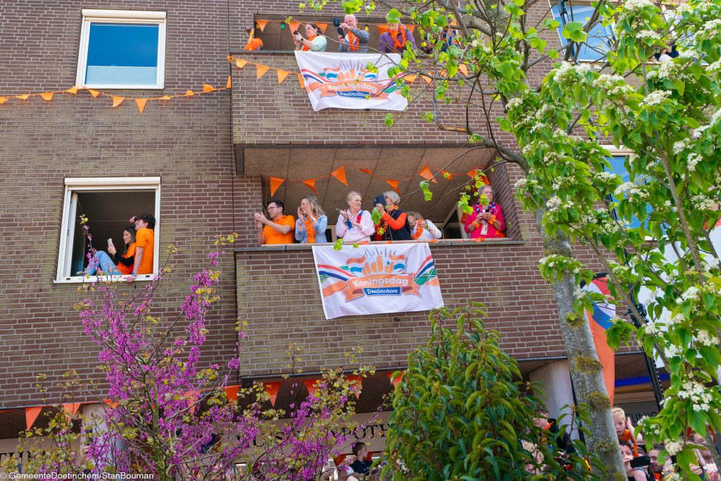Versierde balkons langs de route