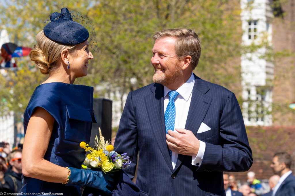 Koninging Maxima en Koning Willem-Alexander lachen naar elkaar