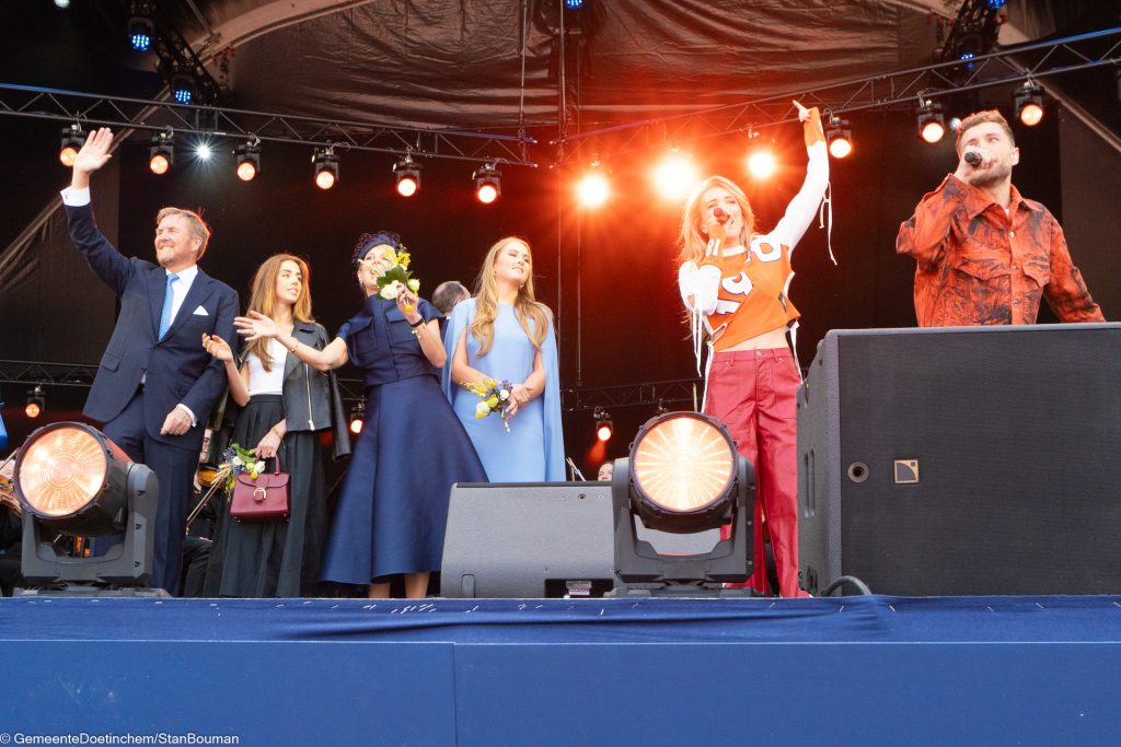 De koninklijke familie staat naast Suzan en Freek op het podium terwijl zij optreden