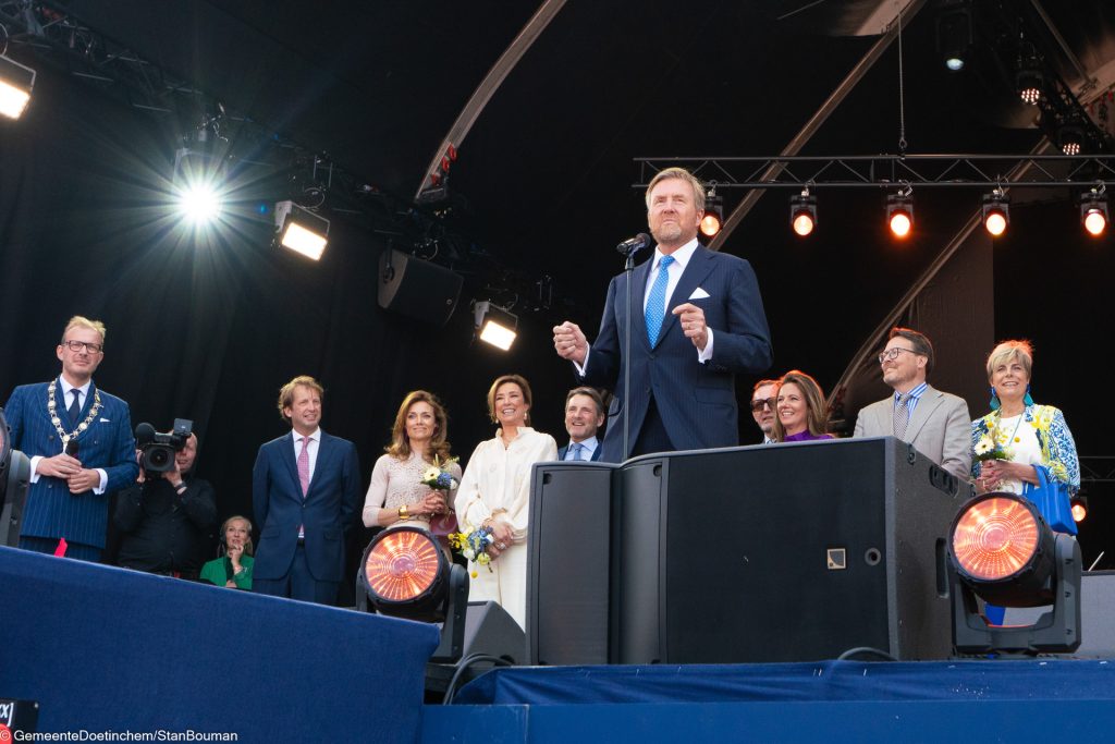 Koning Willem-Alexander houdt een toespraak op het eindpodium