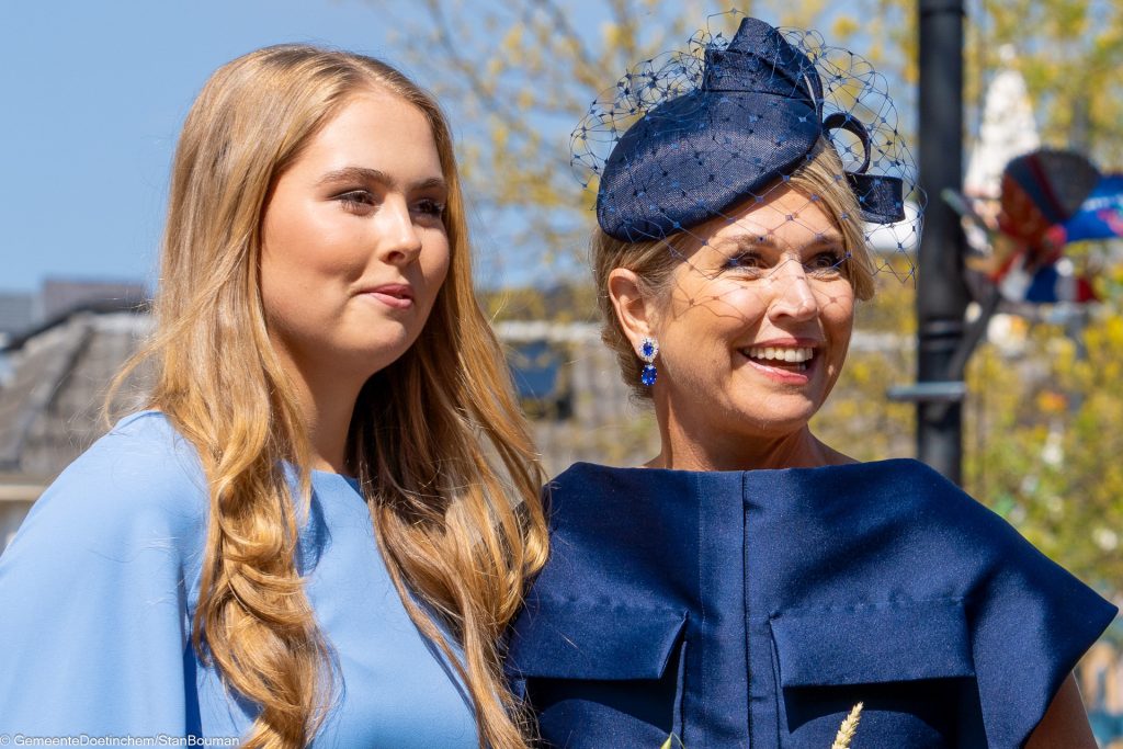 Prinses Amalia en Koningin Maxima lachen naar publiek