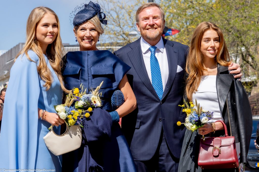 Prinses Amilia, Koningin Maxima, Koning Willem-Alexander en prinses Alexia poseren voor fotografen