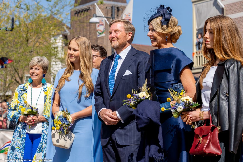 De koninklijke familie luistert naar welkomsttoespraak burgemeester Boumans