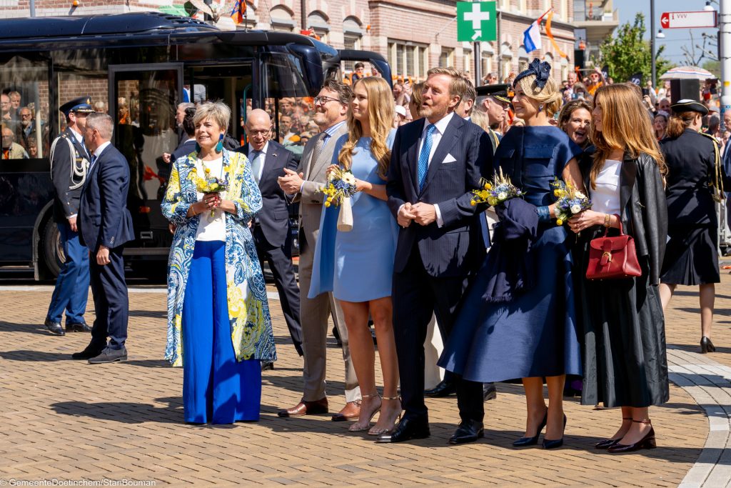 De koninklijke familie kijkt naar het optreden van Normaal